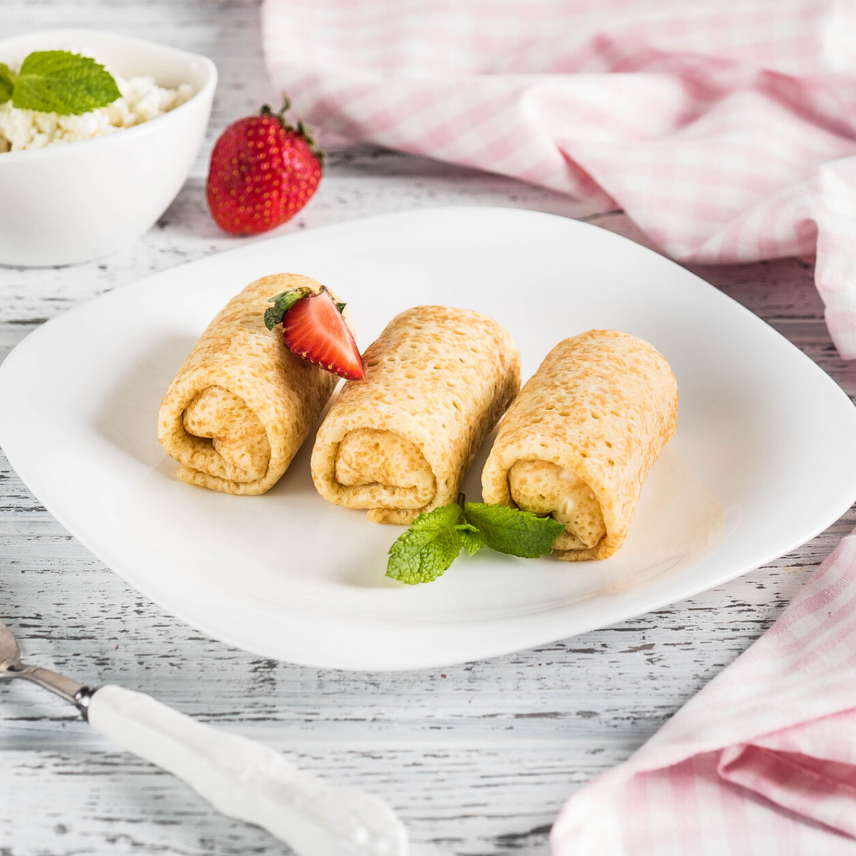 Crepes with cottage cheese and raisins